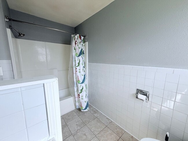 Building Photo - Stretch out in this large 3 bed 2 bath!