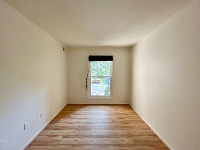 Building Photo - Commuter's dream!