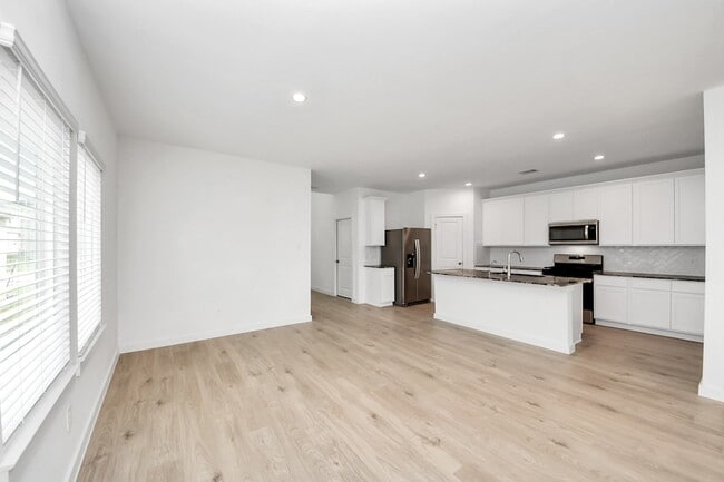 Building Photo - 7811 Bel Fiore Dr