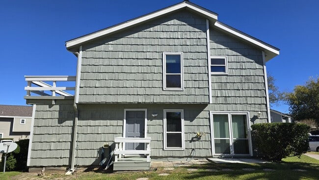 Building Photo - 135 April Point Dr N