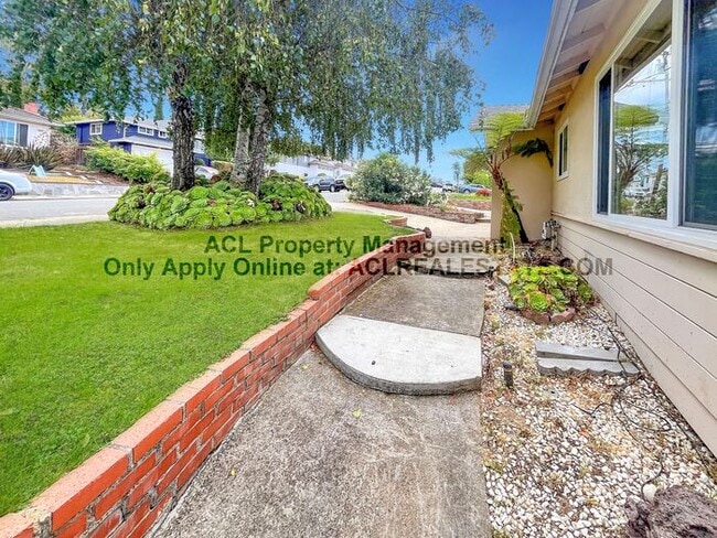 Building Photo - Bright 3-Bed, 2-Bath Hayward Hills Home wi...