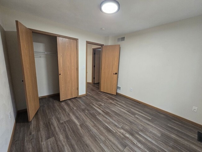 Building Photo - Beautifully Updated 3 Bedroom 2.5 Bathroom Townhouse - Golf Course View!