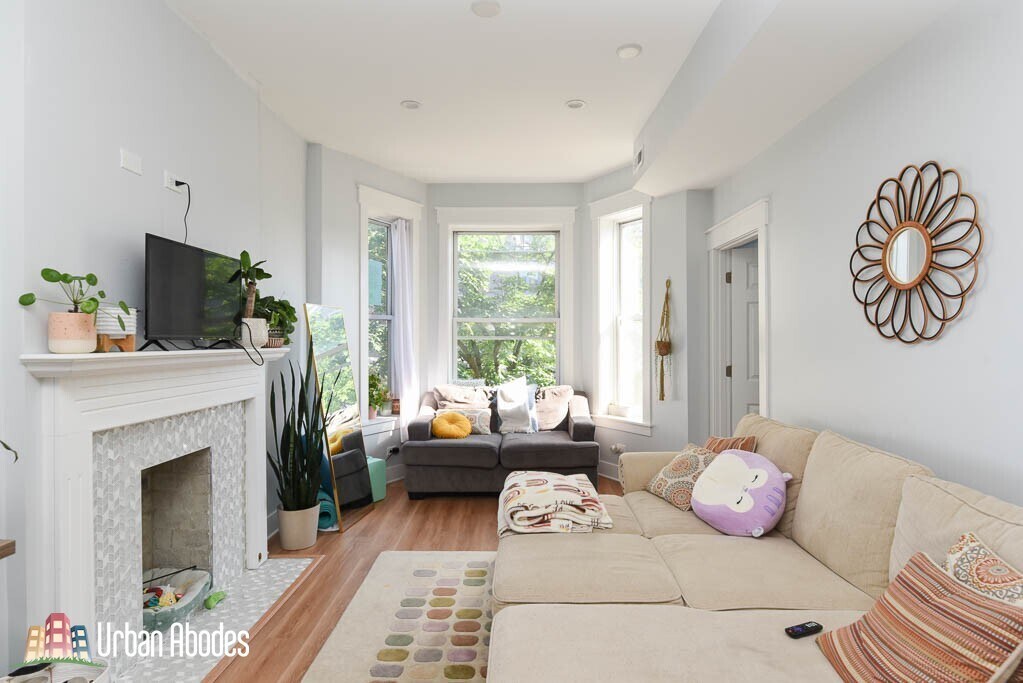 Building Photo - 870 W Buckingham Pl