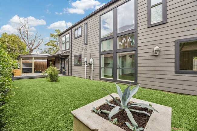 Building Photo - 7703 Bobbitt Ln