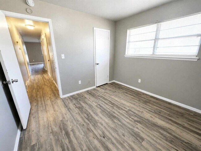 Building Photo - 2500 SE 51st St