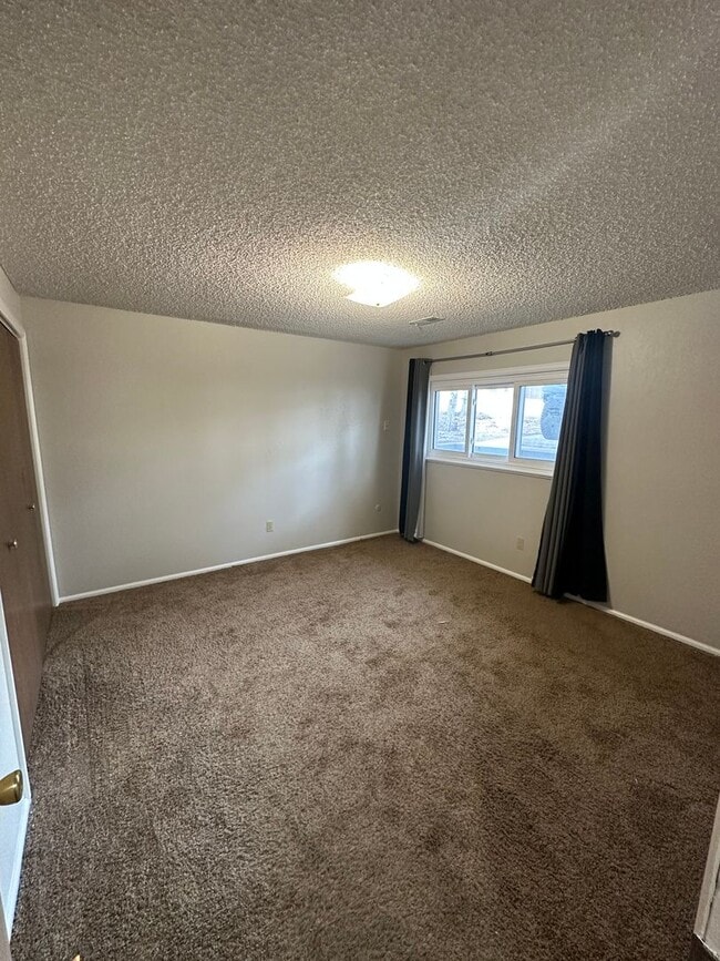 Building Photo - 2 BEDROOM, 1 BATHROOM, TOWNHOME IN THE AVE...
