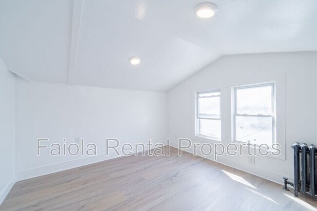 Building Photo - 426 W Peach St