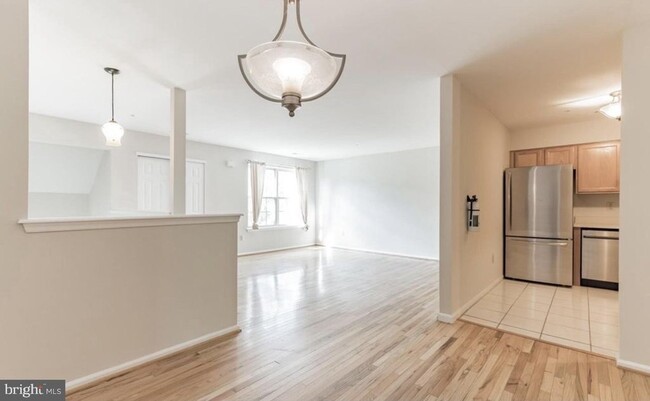Building Photo - 1346 Chanticleer-