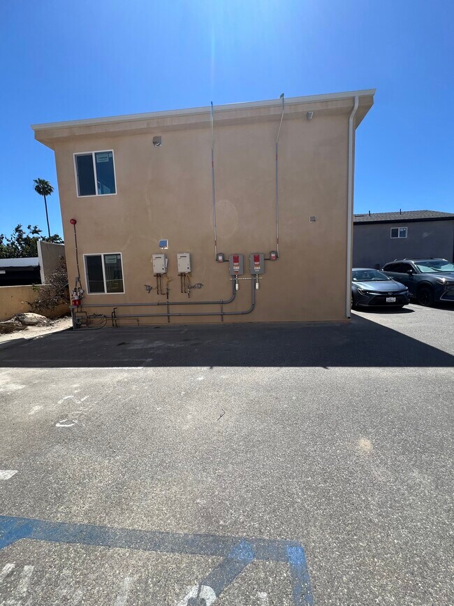 Building Photo - 14826 Vanowen St