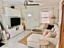 Building Photo - 723 W Palm St