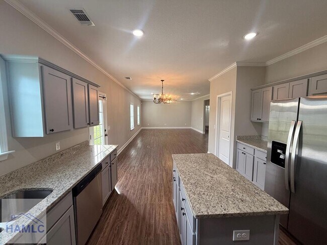 Building Photo - 117 White Oak Dr NE