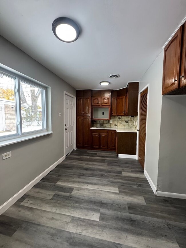 Building Photo - Don’t miss out on this charming three-bedr...