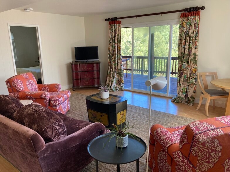 Spacious living room - 490 El Granada Blvd