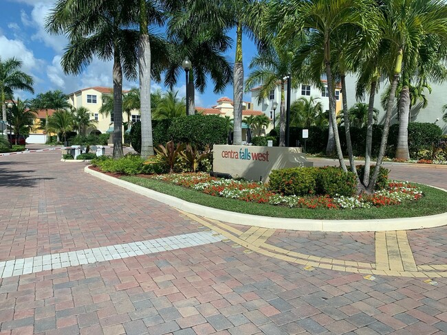 Building Photo - Beautiful 3 Bedroom Townhome in Centra Falls West