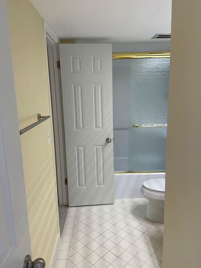 Building Photo - 4750 Cove Cir