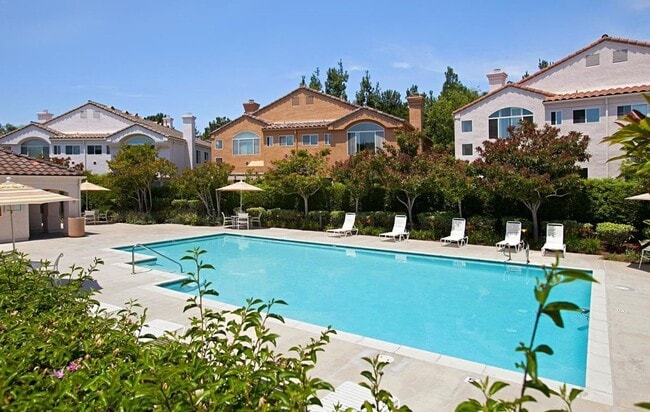 Building Photo - Andria of UTC Townhome with Attached Garage and Hardwood Floors - READY FOR MOVE IN!