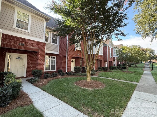 Building Photo - 933 Central Park Cir