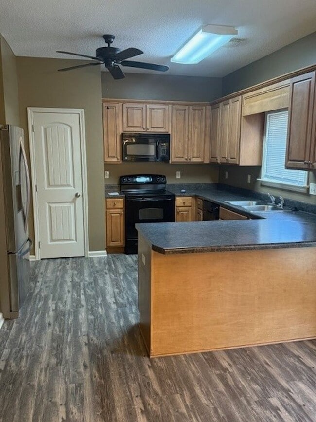 Building Photo - Nice 3 Bed 2 Bath Home! Available Now!