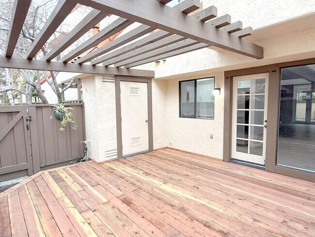 Building Photo - Excellent Location! Near BART, Downtown! Main Chance Estates Townhouse