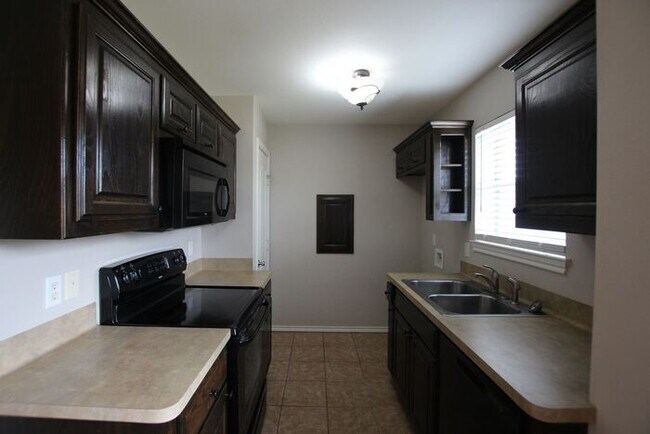 Building Photo - 2 Bedroom Duplex for Rent in Lindale! Tour Today!