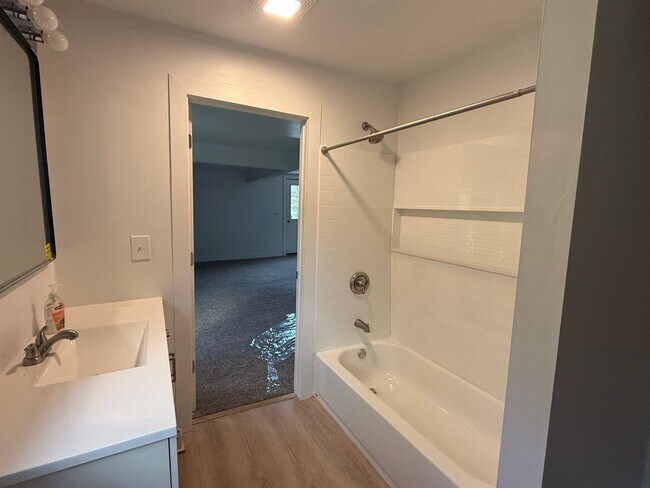 Building Photo - 3bd/2ba Apartment seconds from the base of Attitash!