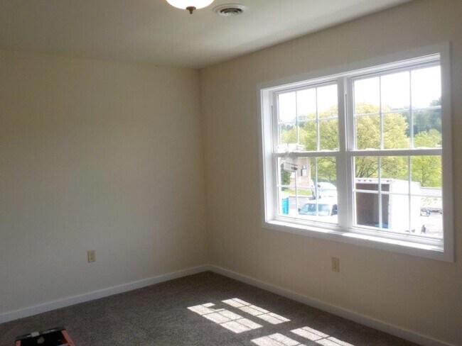 Building Photo - Spacious 3-Bed, 3.5-Bath Townhouse on East...