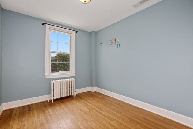 Building Photo - Available Now! 4 Bedroom  3.5  Bathroom Townhouse //Woodley Park// Garage, Driveway & 3 Levels of...