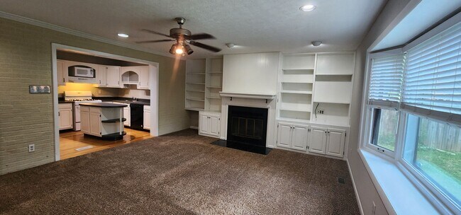 Building Photo - Check This One OUT!! To View is to Rent! 3 Bedroom, 1 Bath. Hardwood Floors, Fireplace, Tile and ...