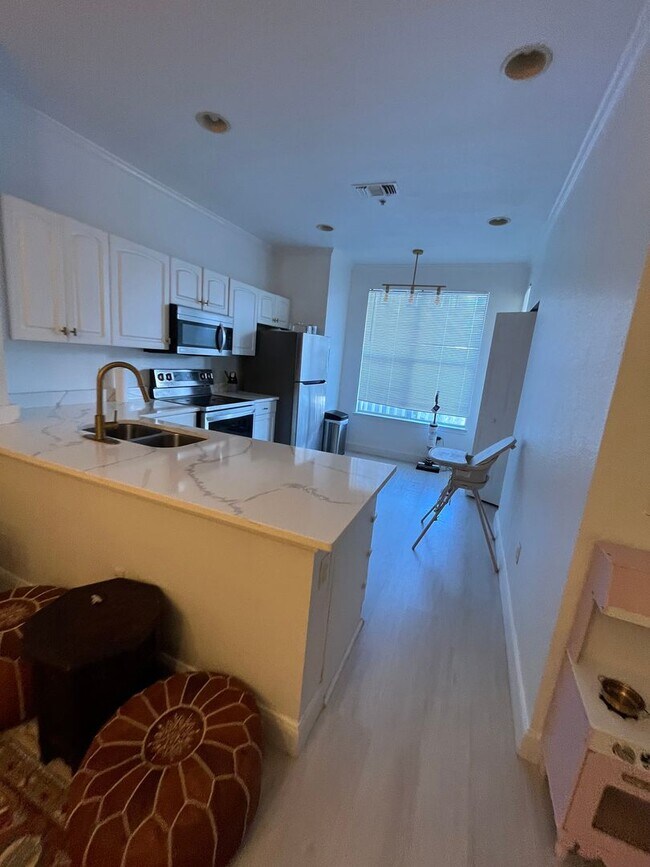 Building Photo - Park North at Cheney 1brm Upgraded Elegant...