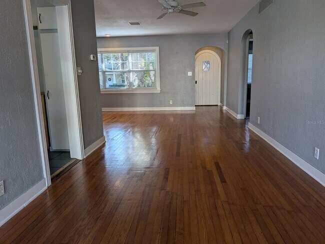 Building Photo - 145 29th Ave N