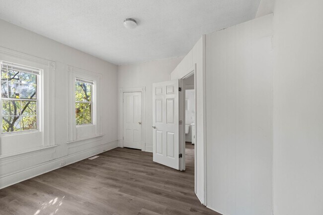Building Photo - 1107 S Willow St