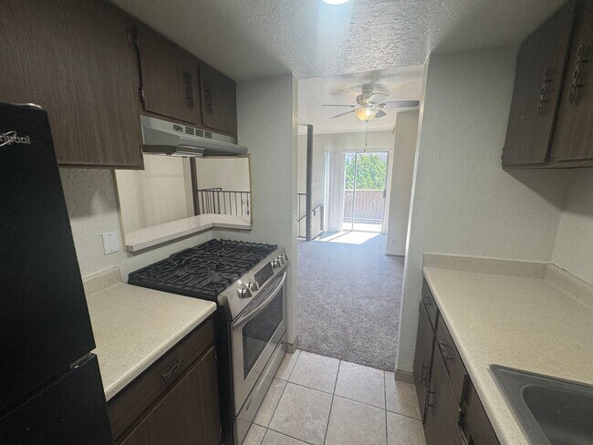 Building Photo - 2 Bed | 1 Bath | Approx. 1,035 Sq Ft