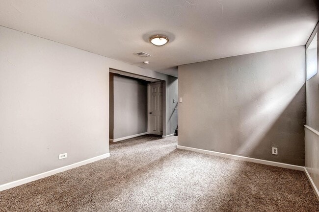 Building Photo - Updated 4-bed, 2-bath home - Blocks from Regis University!