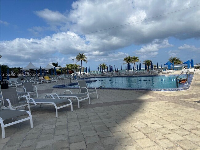 Building Photo - 2030 S Ocean Dr