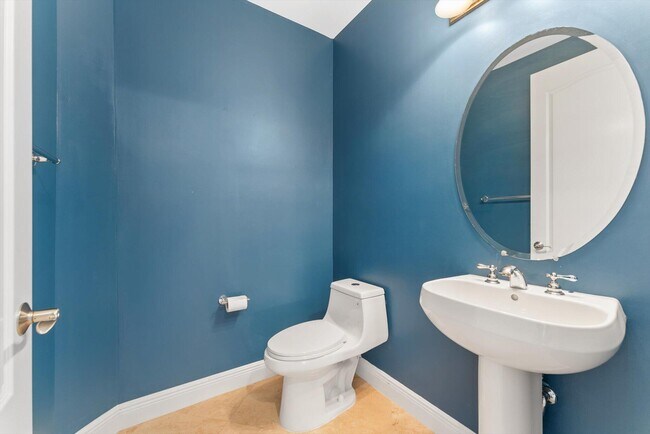 Building Photo - 604 NE Francesca Ln