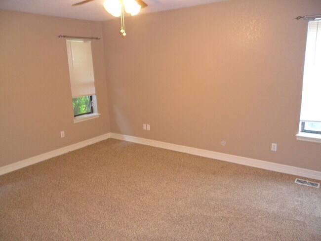 Building Photo - Great Home Close to Campus