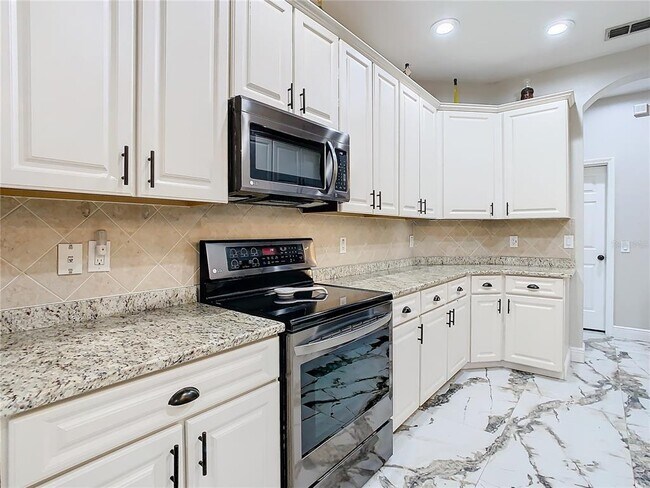 Building Photo - 16829 Midsummer Ln