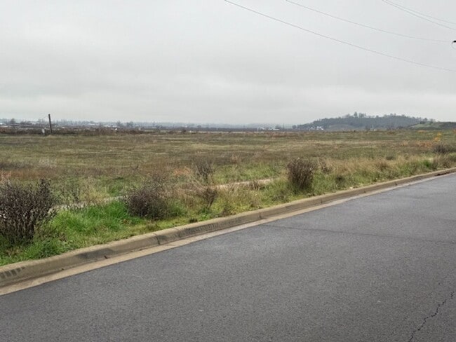 Building Photo - 3 BEDROOM/ 2 BATH HOME WITH OPEN LAYOUT AND SCENIC SETTING