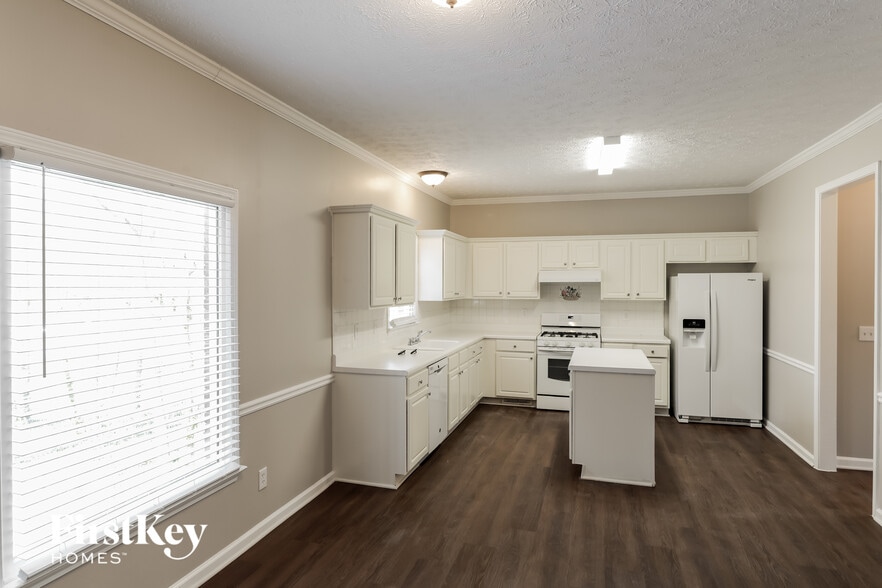 Building Photo - 571 Hilton Ave