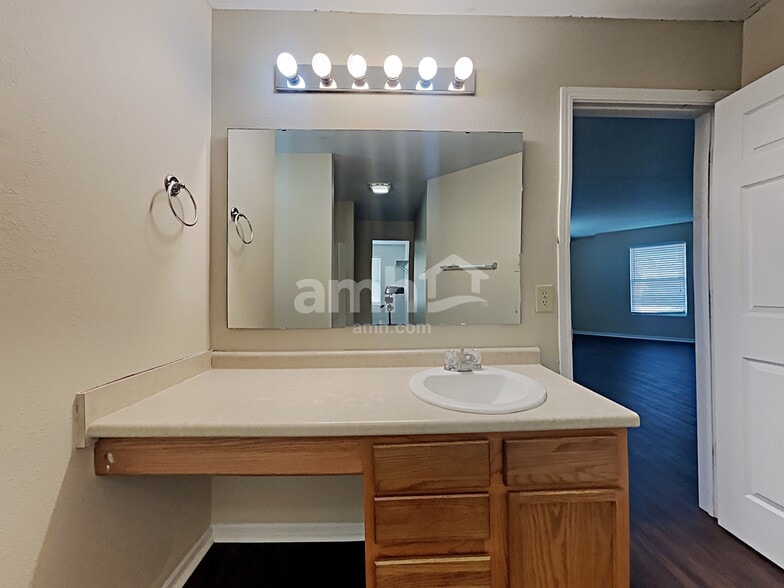 Building Photo - 3118 Hurst St