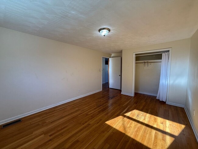 Building Photo - Must see 2 - bedroom, 1 -bath all brick home