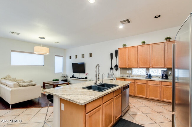 Building Photo - 2037 W Periwinkle Way