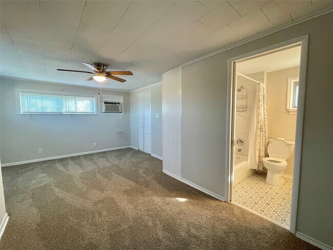 Building Photo - 1112 Southampton Dr