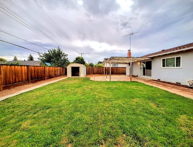 Building Photo - Charming Single Story 3bd House with Large Yard!