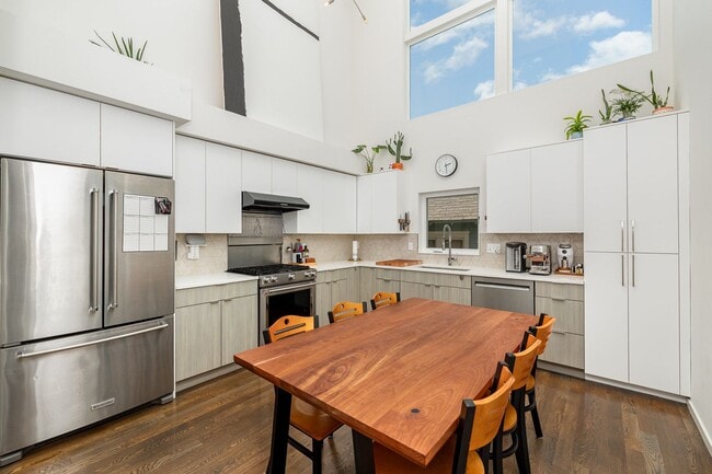 Building Photo - Modern Ballard Townhome | 2 Bed + 2.5 | 1,...