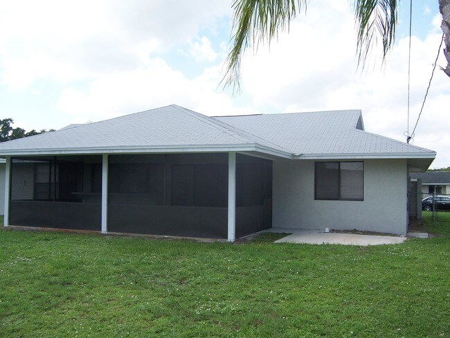 Building Photo - 2163 SE Shelter Dr