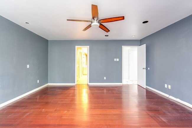 Building Photo - 3927 Pleasant Valley Dr