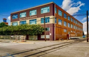 Building Photo - Historic Apartment in the heart of South t...