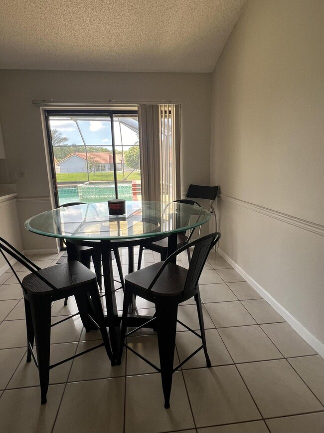 Building Photo - 9775 Sun Pointe Dr