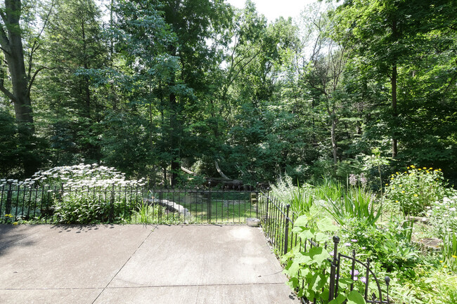 Building Photo - Renovated Singe Family Bi-Level near South...